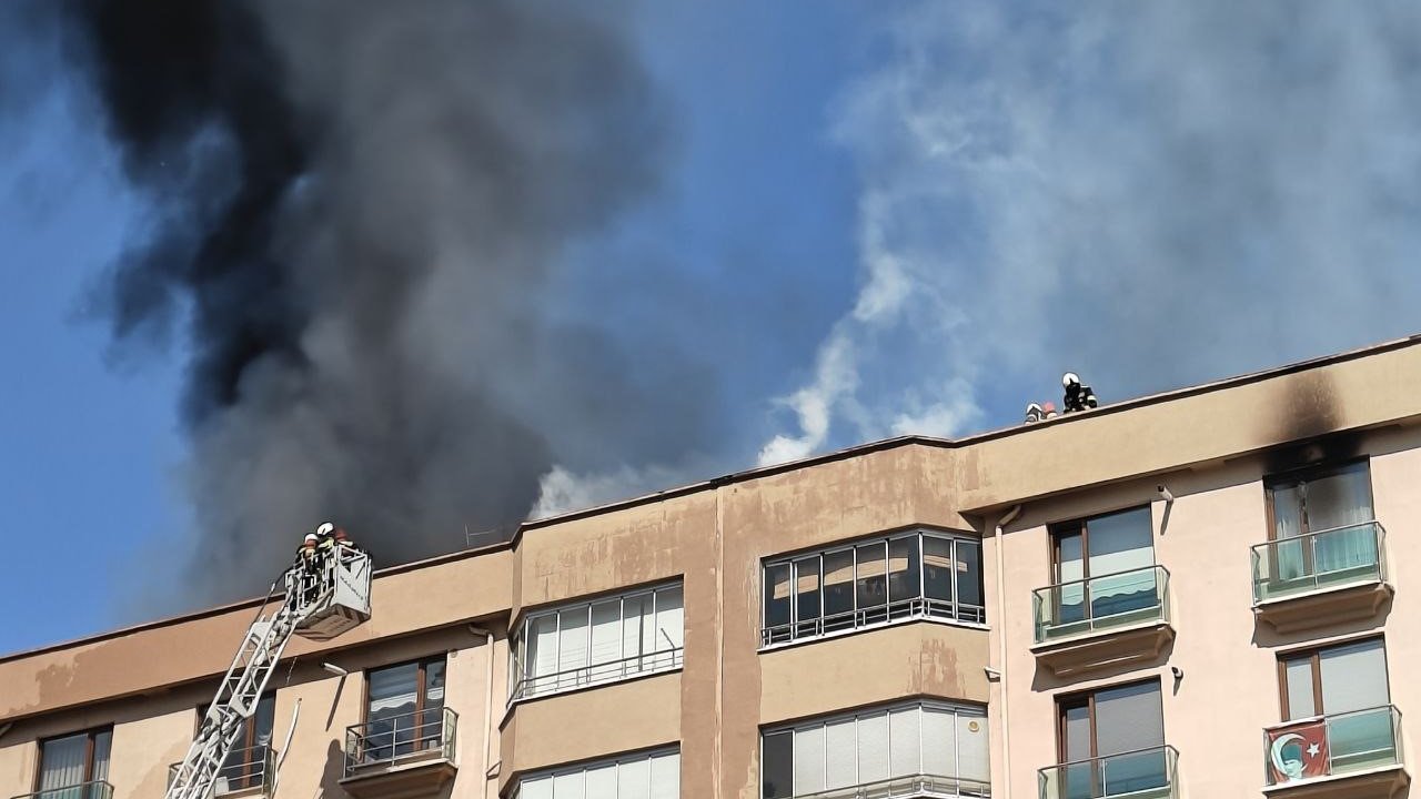 Kayseri’de 10 Katlı Binadaki Çatı Yangını Söndürüldü