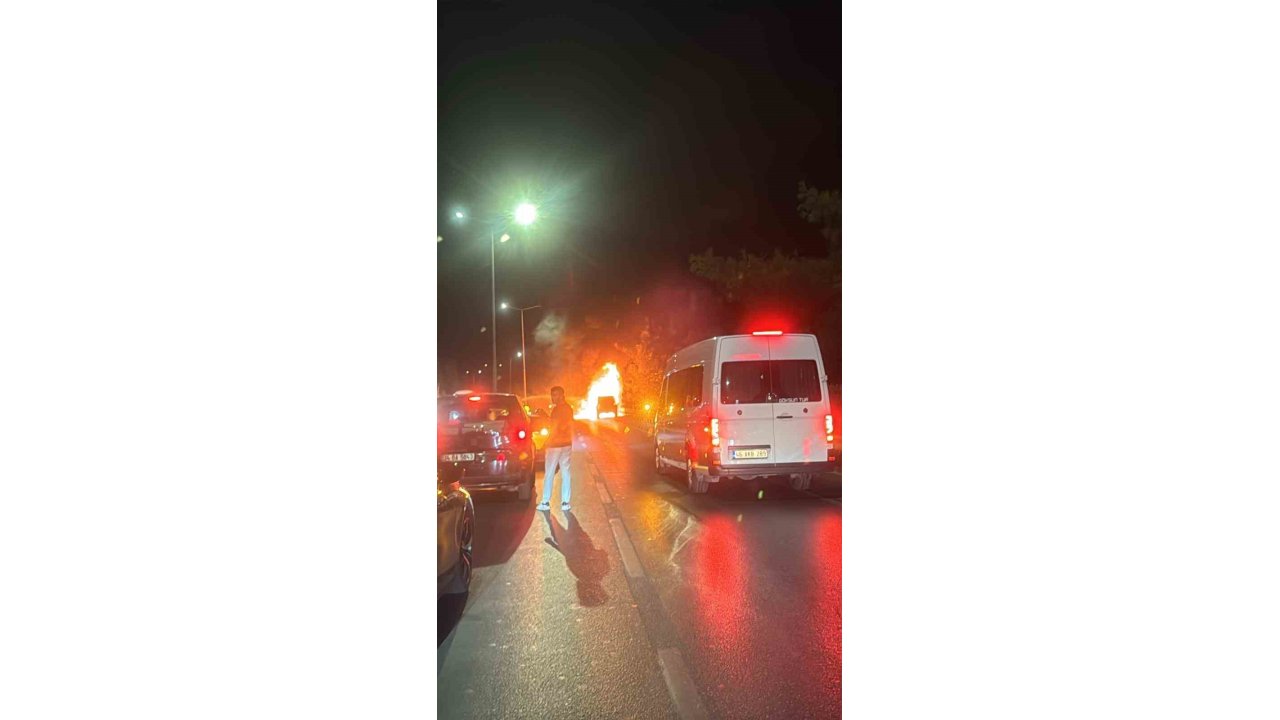 Bodrum’da Seyir Halindeki Cip Alev Topuna Döndü, Sürücü Son Anda Kurtuldu