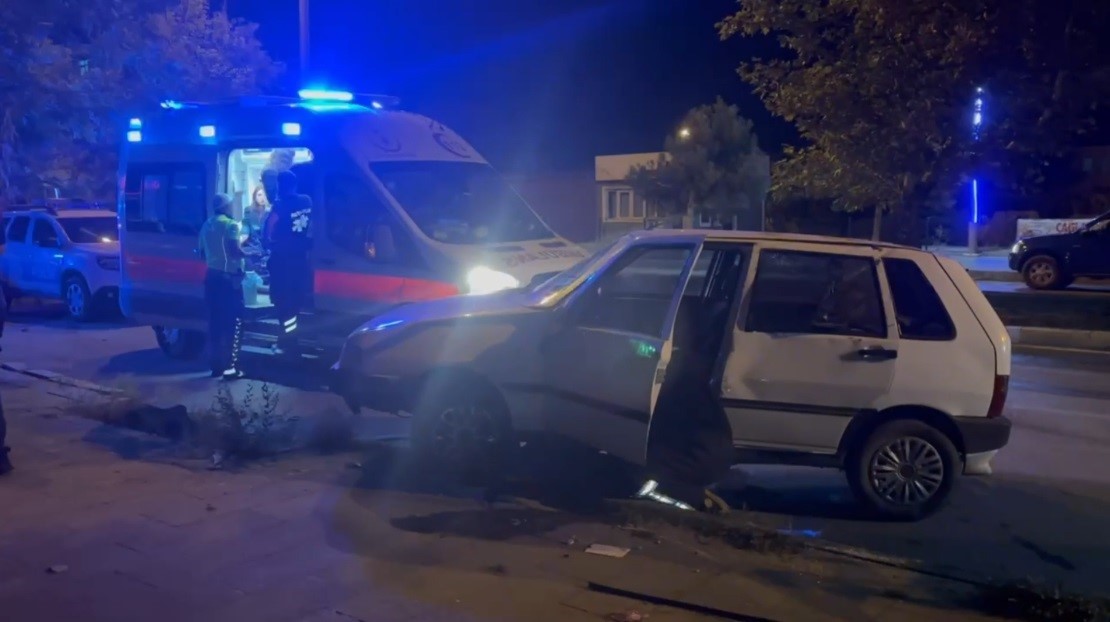 Erzincan’da Otomobil Kaldırıma Çıktı: 1 Yaralı