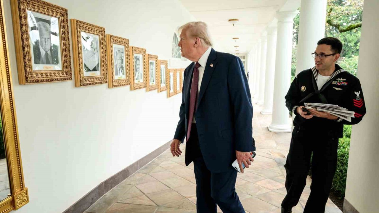 Beyaz Saray’da Biden’ın Portresi Yerine Otomatik İmza Makinesinin Fotoğrafı Kullanıldı