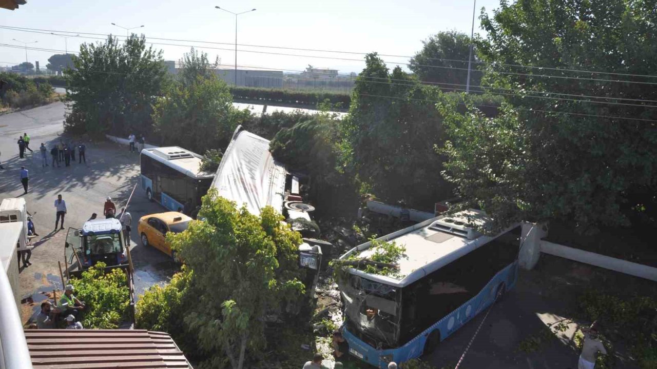 Manisa’da Tır Faciası: 1 Ölü, Biri Polis 2 Yaralı