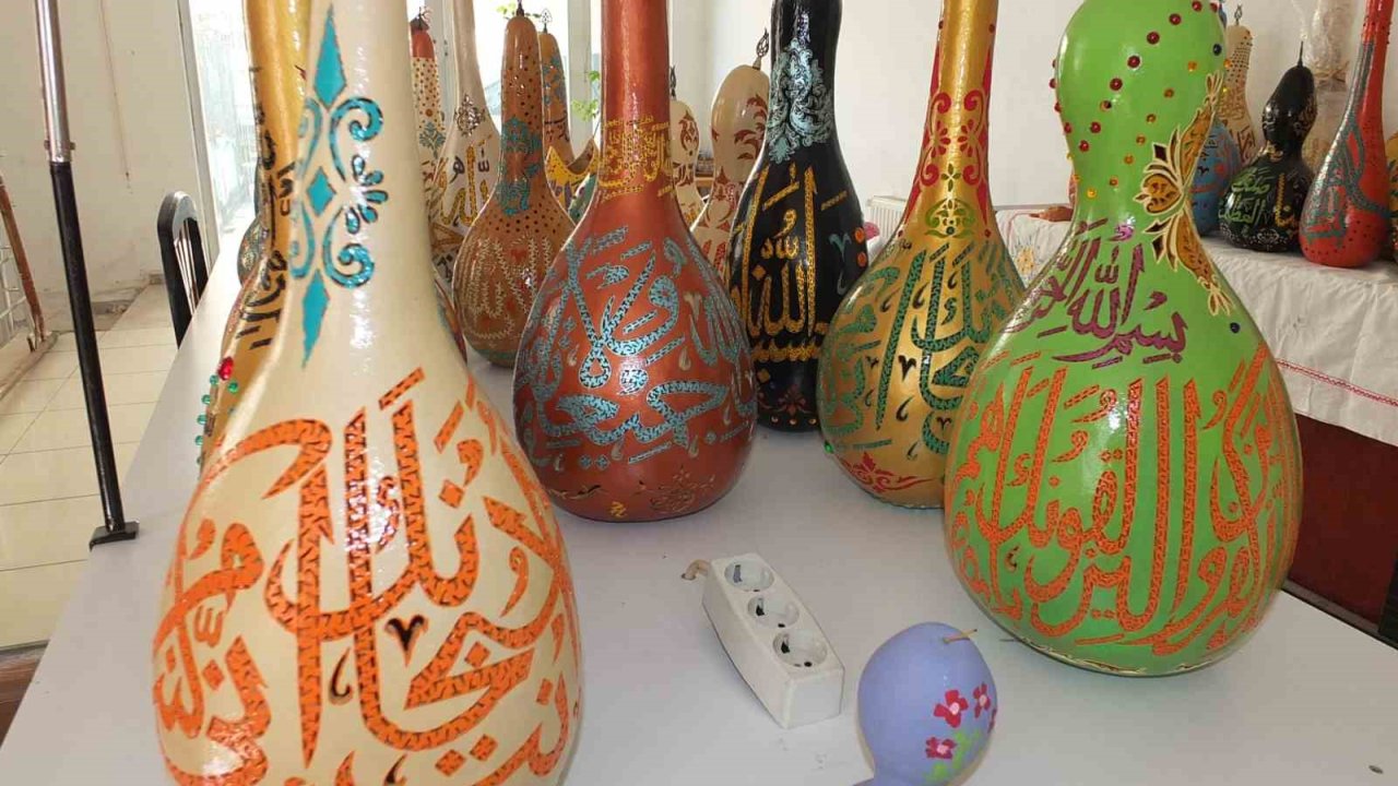 Balıkesirli Sanatçı Hat Yazıları İle Süslediği Kabakları Fuarda Sergileyecek