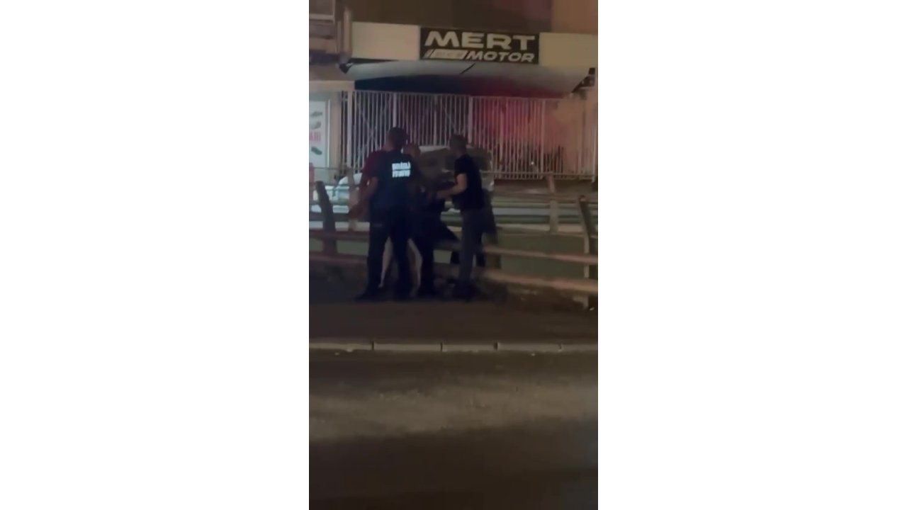 Köprülü Kavşaktan Kendisini Atmak İsteyen Kadını Polis Engelledi