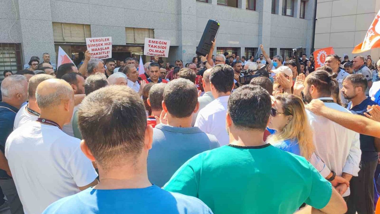 Çukurova Üniversitesi Balcalı Hastanesi’nde Çalışanlar Eylem Başlattı