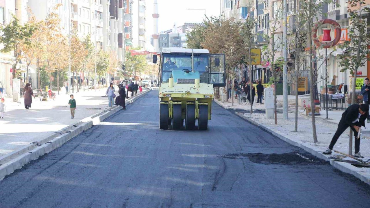 Suvaroğlu Caddesi’nde Sıcak Asfalt Serimi Yapılıyor
