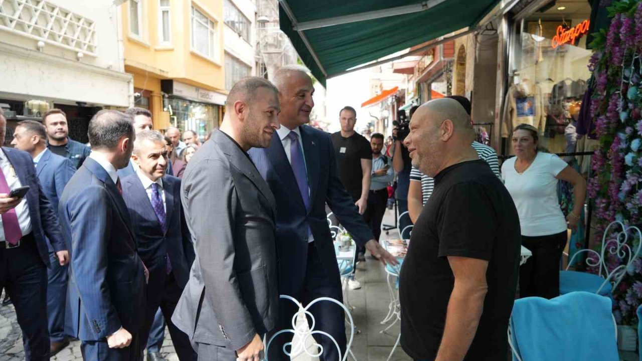 Kültür Ve Turizm Bakanı Ersoy, İstiklal Caddesi Esnafını Ziyaret Etti