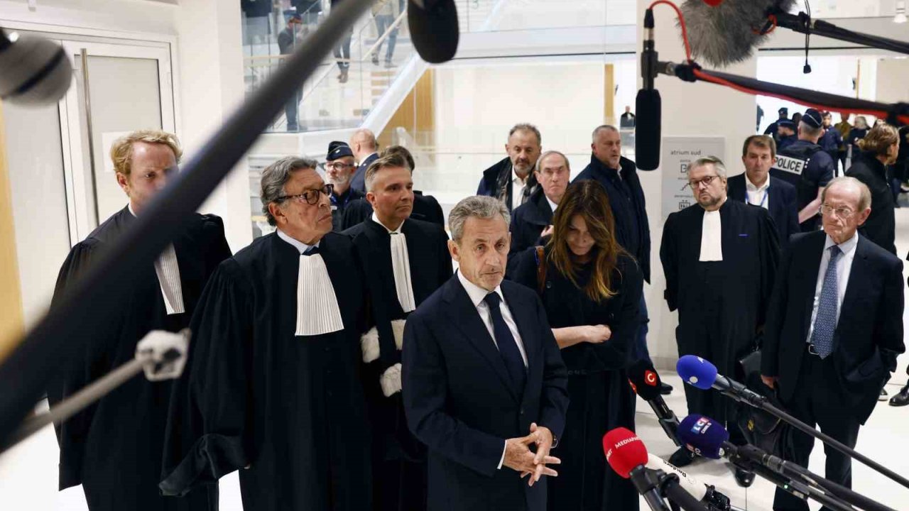 Fransa’nın Eski Cumhurbaşkanı Sarkozy’e Suç Örgütü Kurma Suçundan 5 Yıl Hapis