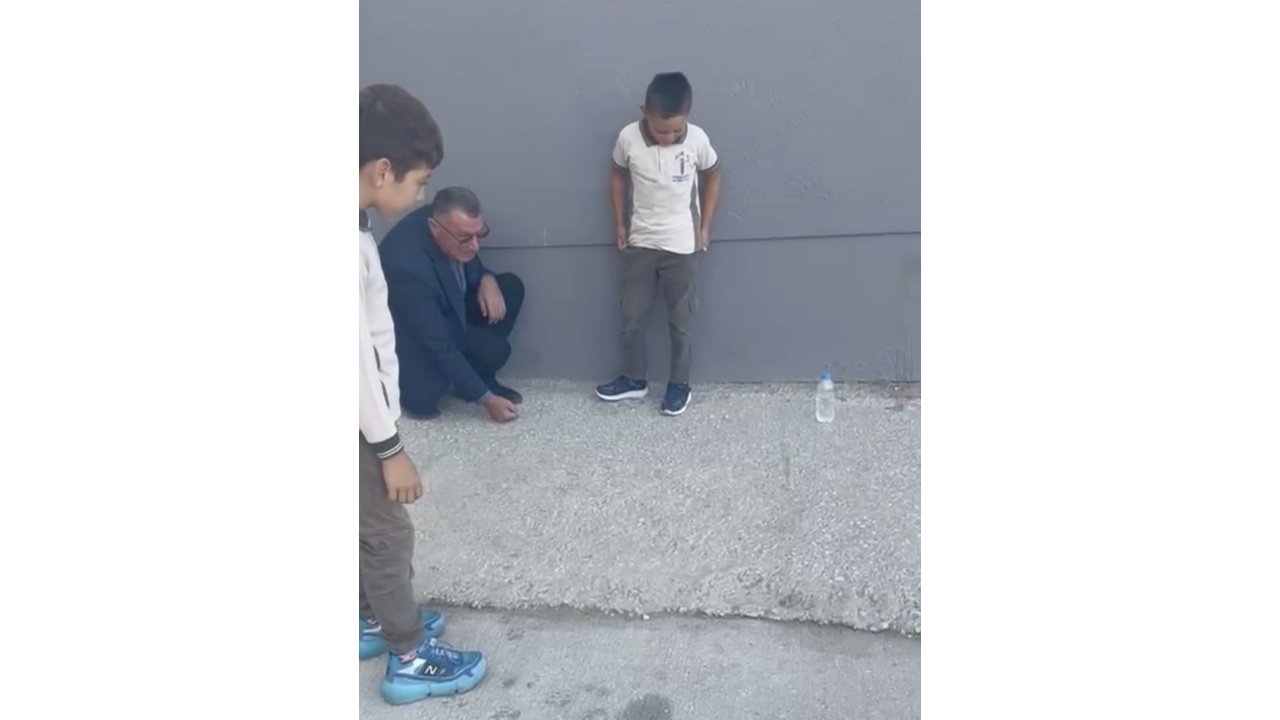 Okul Müdürü, Öğrencilerle Bahçede Misket Oynadı