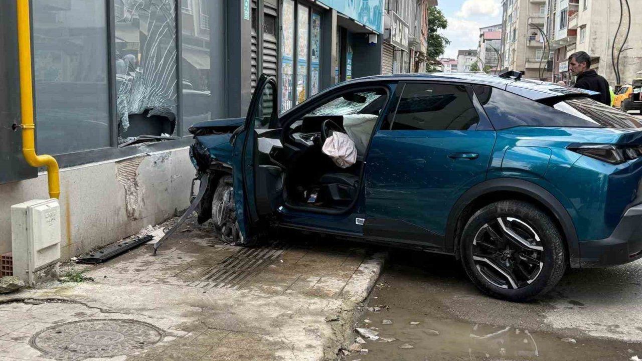 Samsun’da Kontrolden Çıkan Otomobil, Park Halindeki Araçlara Çarptı: 1 Yaralı