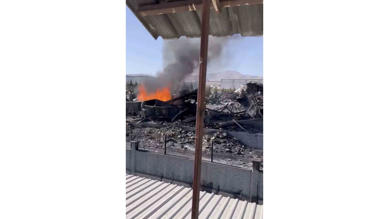 Niğde Osb’deki Fabrika Yangınının Ardından Yanıcı Hammaddeler Yeniden Tutuşuyor