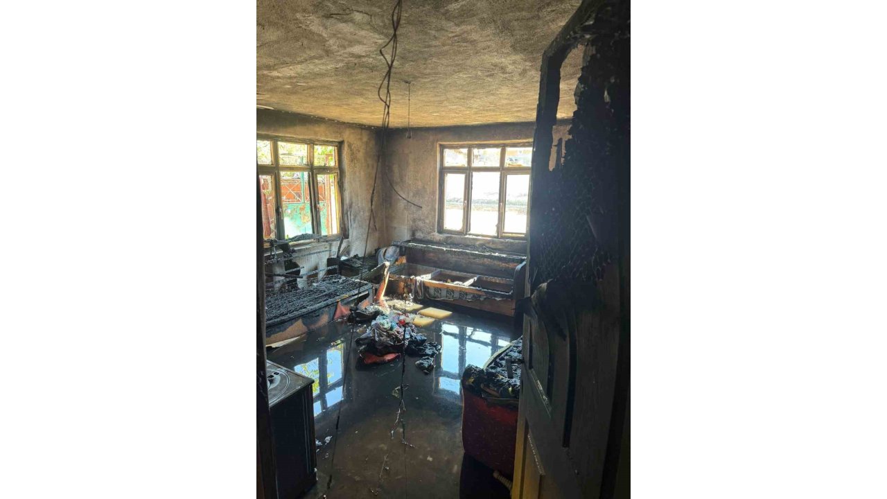 Sındırgı’da Elektrik Kontağından Çıkan Yangında Ev Küle Döndü