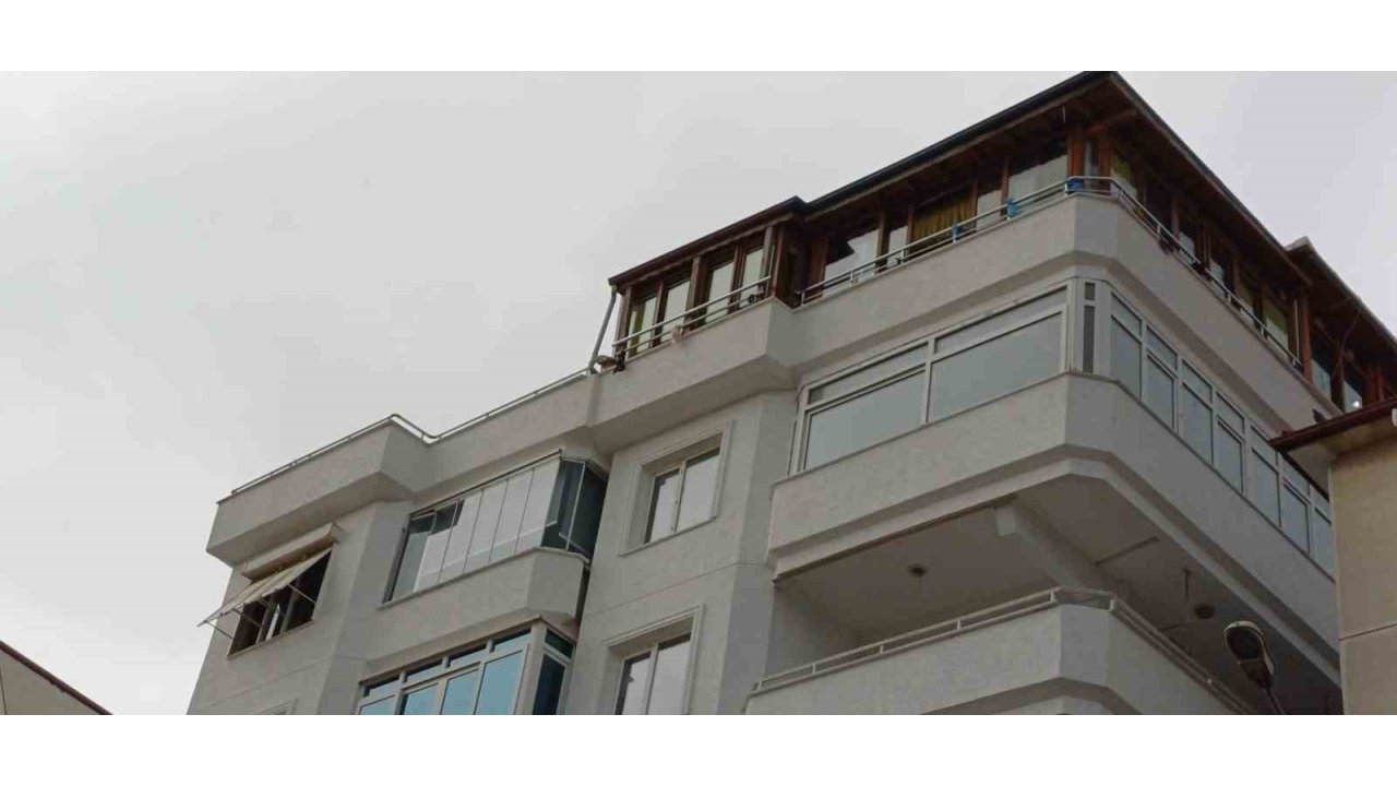 Ünlü Sanatçı Güllü Evinin Terasından Düşerek Hayatını Kaybetti