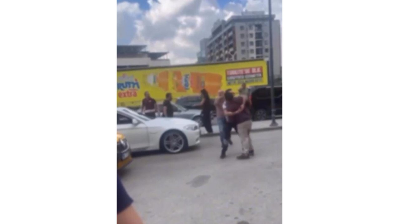 Trafik Tartışması Yola Taştı...birbirlerine Girdiler Kavgayı Çevredekiler Ayırdı