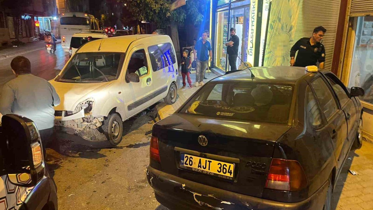 Eskişehir’de Çarpışan Araçlardan Biri Dükkana Girdi