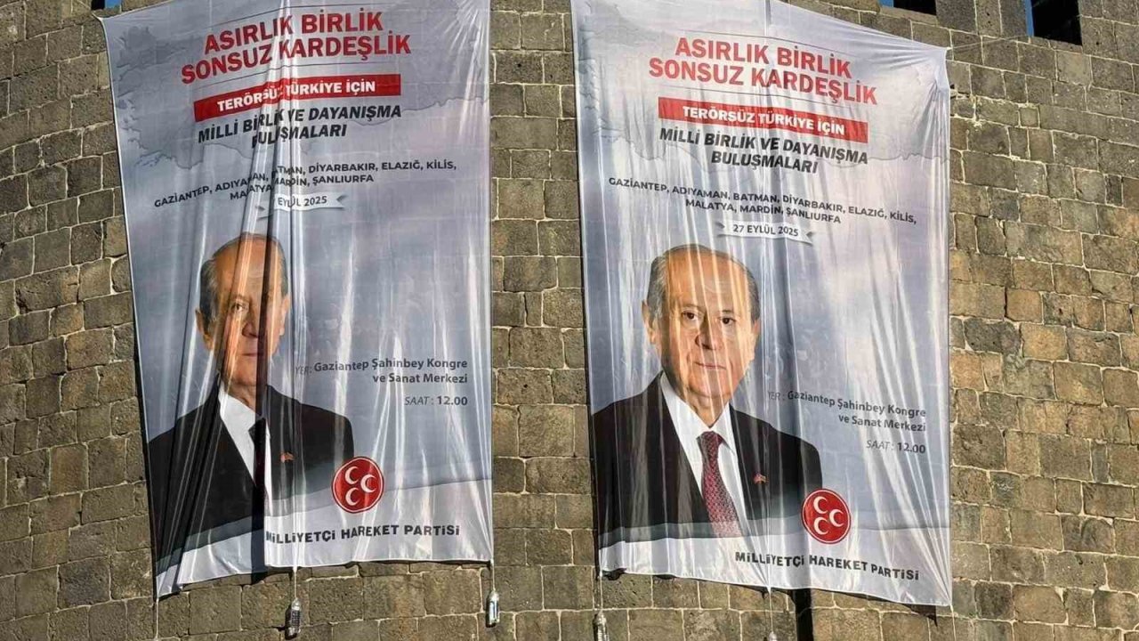 Diyarbakır Surlarına Bahçeli’nin Posterleri Asıldı