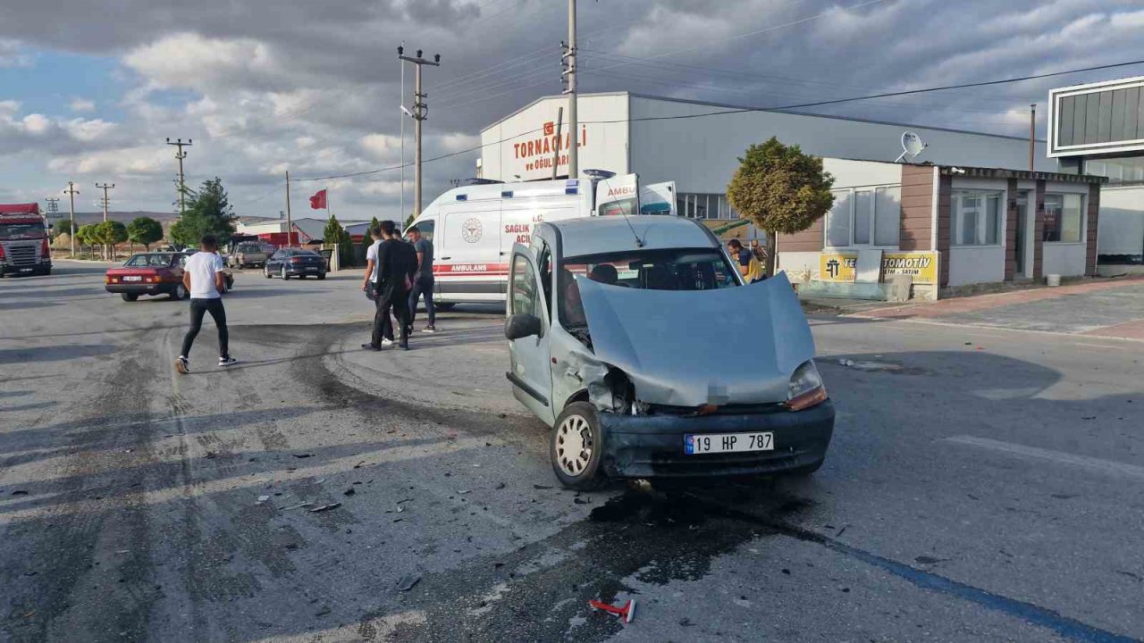 Çorum’da Hafif Ticari Araç İle Otomobil Çarpıştı: 3 Yaralı