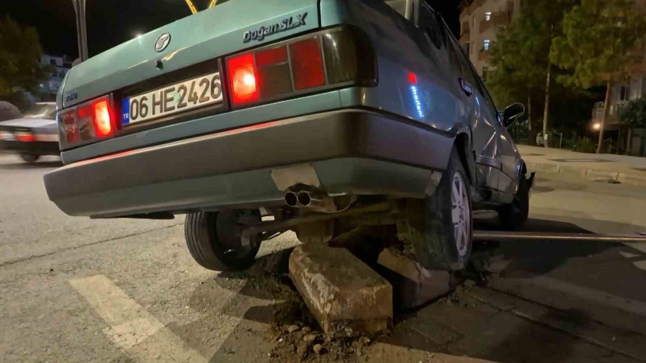 Otomobil Refüje Çıktı, Kazanın Ardından Araçtan İnip Kaçtılar