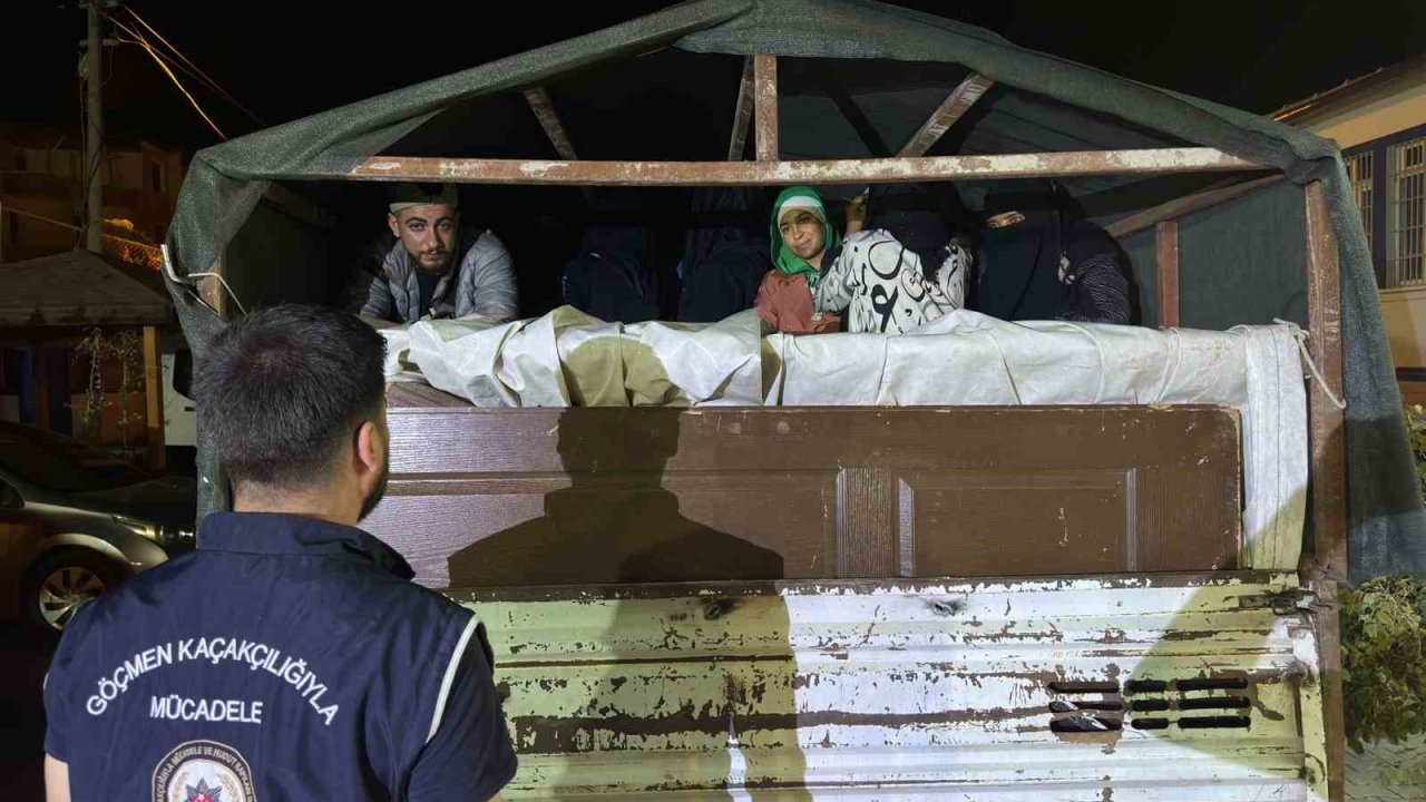 Göçmenleri Kamyonet Kasasında Gizleyerek Taşıyan Şahıs Yakayı Ele Verdi: 20 Göçmen Yakalandı