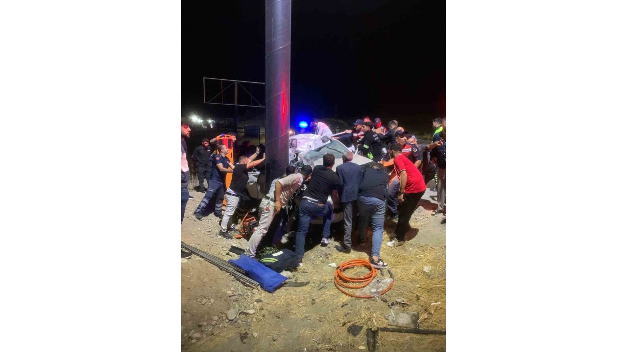 Reklam Panosu Direğine Çarpan Otomobil Hurdaya Döndü: 3 Yaralı