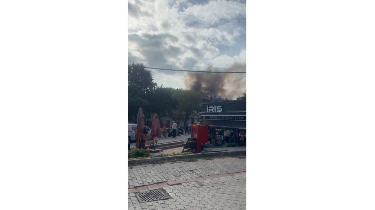 Bakırköy’de 3 Katlı Binanın Çatısında Çay Demlerken Kazan Patladı, Çatı Alevlere Teslim Oldu
