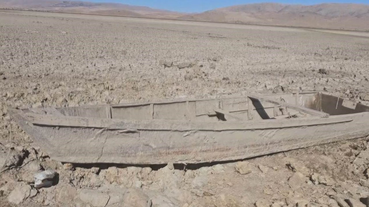 Çavuşçu Gölü Kurudu, Çatlamış Toprağa Dönüştü