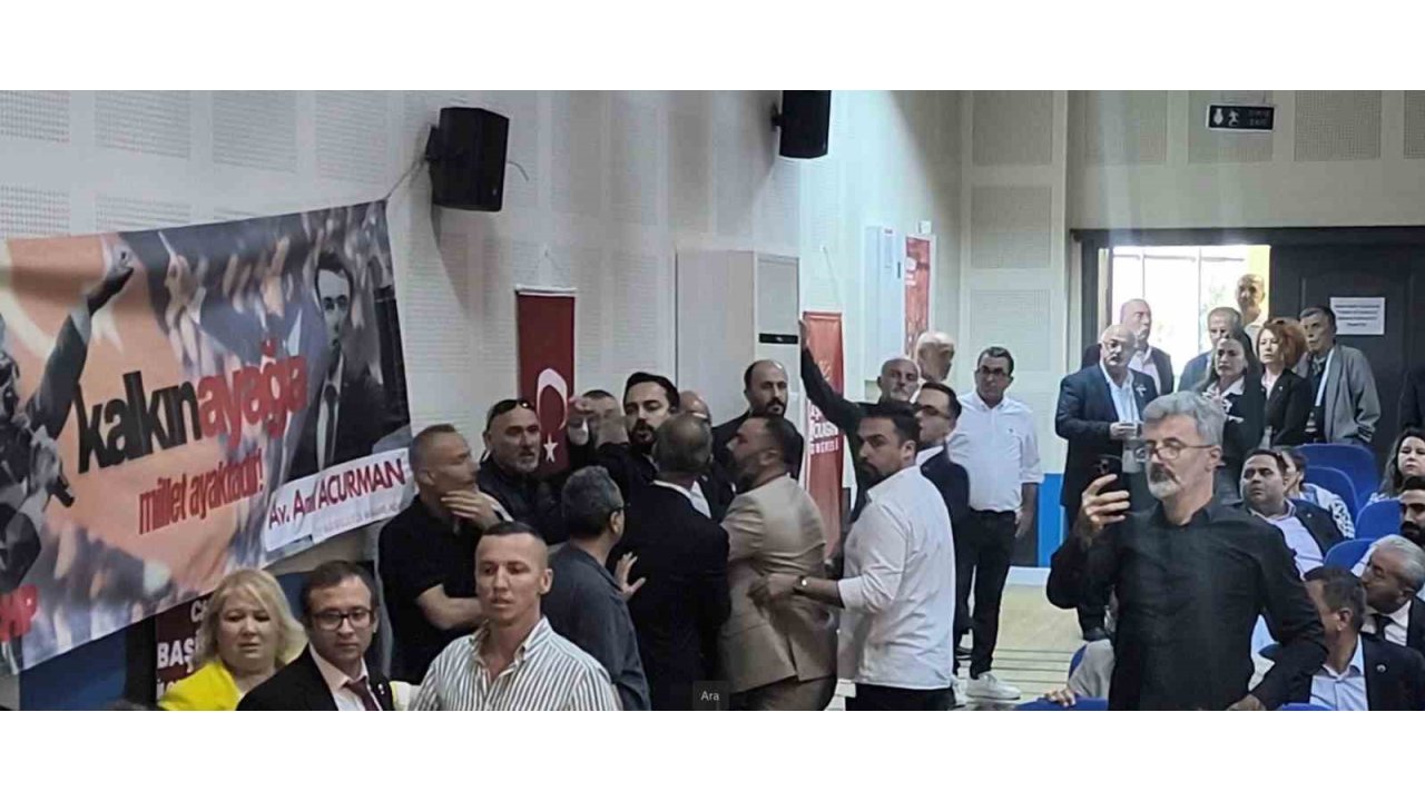 Chp Kongresinde Kavga: Tekme Ve Tokatlar Havada Uçuştu