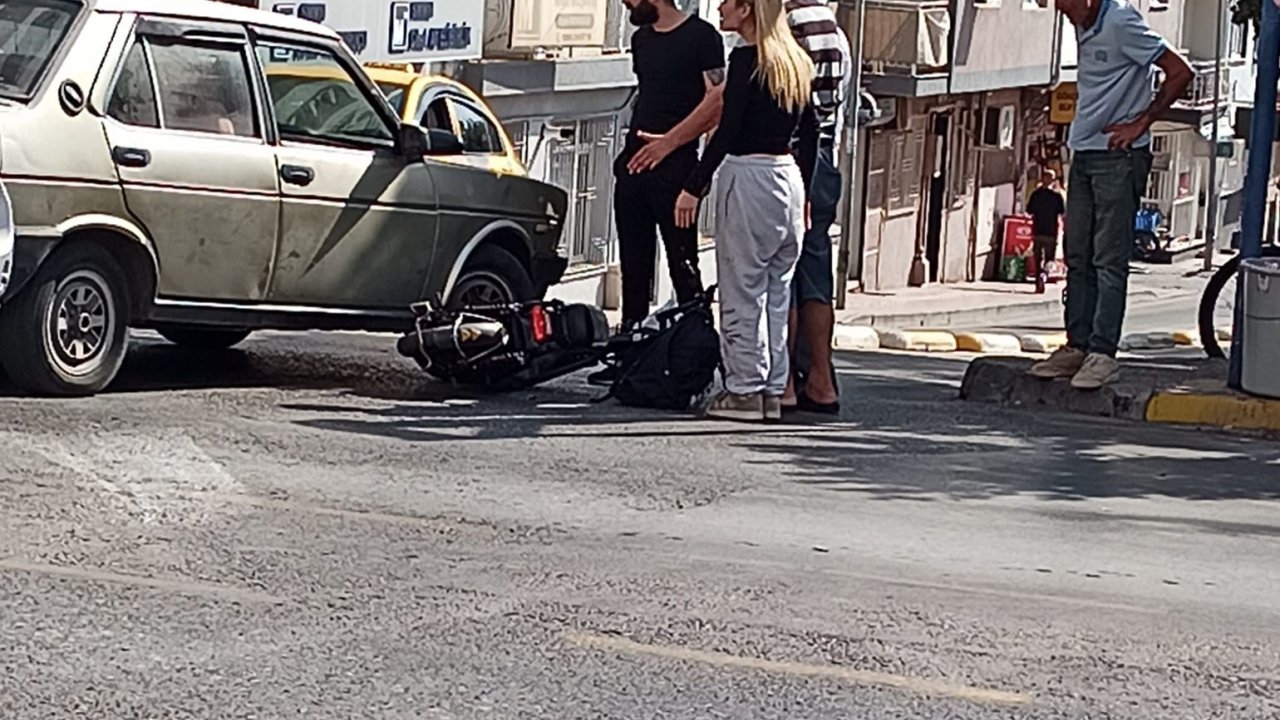 Otomobil İle Elektrikli Bisiklet Çarpıştı: 2 Yaralı