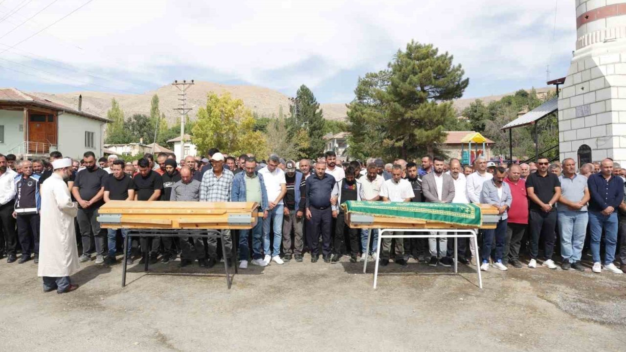 Kazada Ölen İkiz Çocuklara Acı Veda