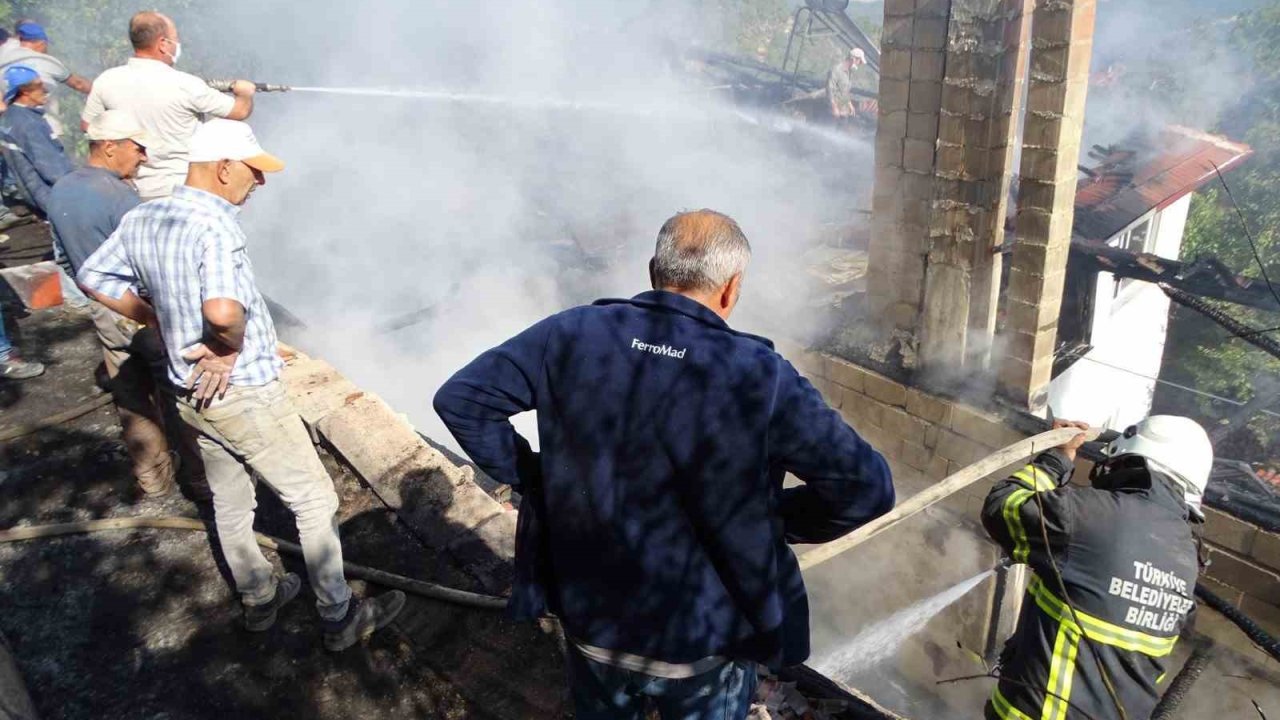 Hisarcık’ta Bir Evde Çıkan Yangın Ormana Sıçramadan Söndürüldü