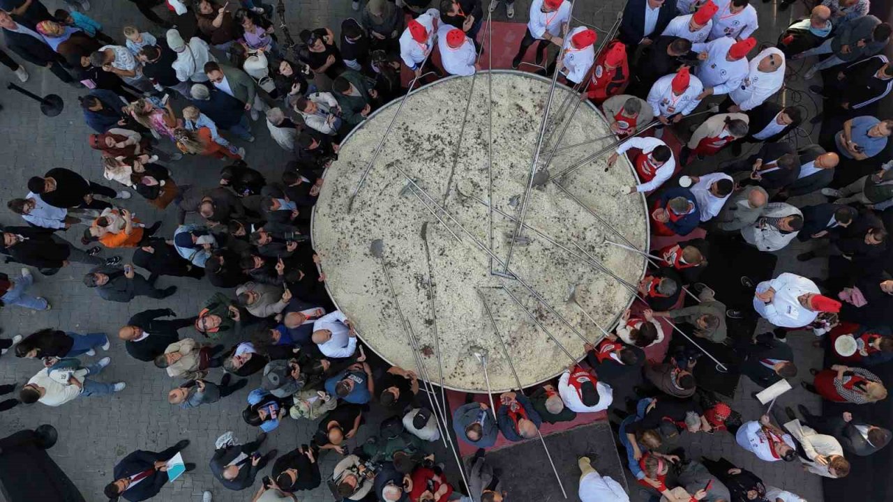 Türkiye’nin En Büyük Tenceresinde 6 Ton Pilav Pişirildi
