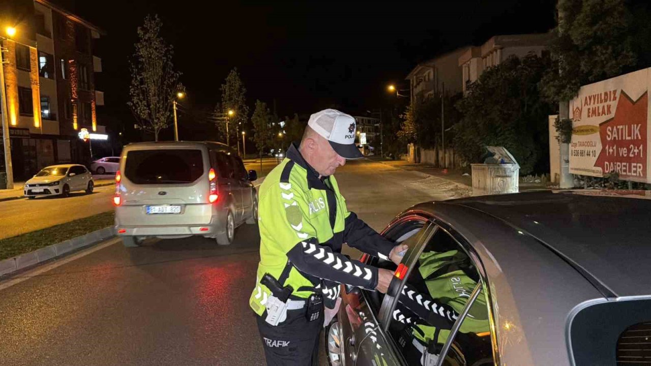 Düzce’de Ara Sokaklarda Da Polis Ekipleri Denetimlerini Sürdürüyor