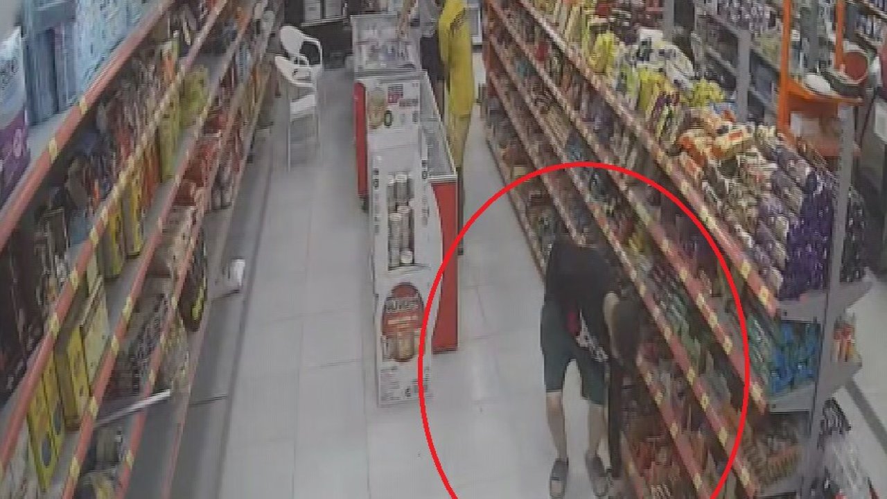 Yaptığıyla Şaşırtan Hırsız, 100 Tl’lik Enerji İçeceği Ve Bisküvi Çaldı: O Anlar Kamerada