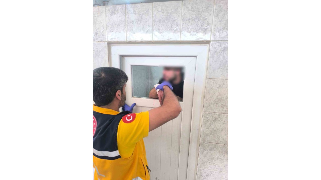 Madde Krizine Giren Kişi Caminin Tuvalet Camlarını Parçaladı