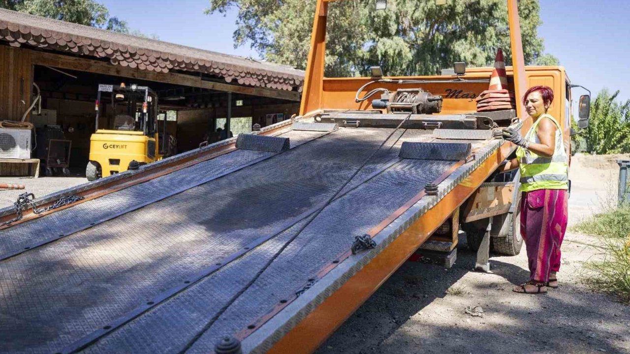 İzmir’de Kadın Çekici Operatörü Tabuları Yıktı