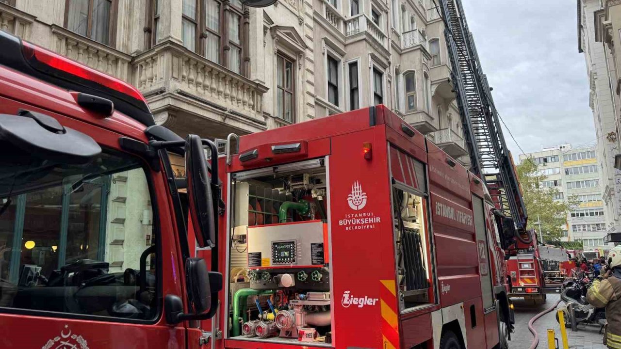 Beyoğlu’nda Otelde Çıkan Yangın Kontrol Altına Alındı