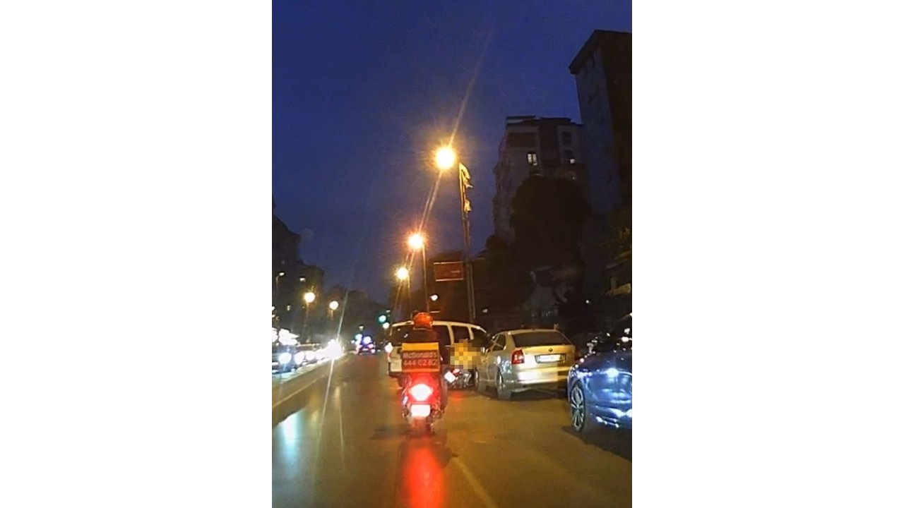 Kadıköy’de Hafif Ticari Araç Motosiklete Çarptı: Kaza Anı Kamerada