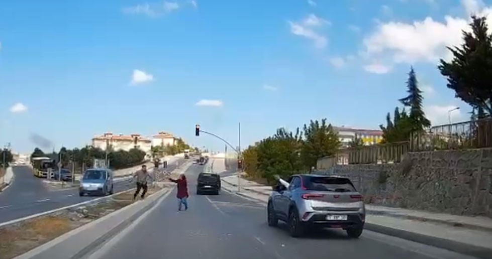 Arnavutköy’de Trafikte Taşlı Saldırı Kamerada