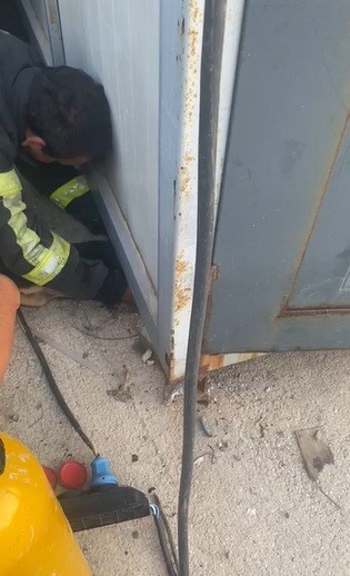 Konteyner Altında Sıkışıp Mahsur Kalan Yavru Köpeği İtfaiye Ekipleri Kurtardı