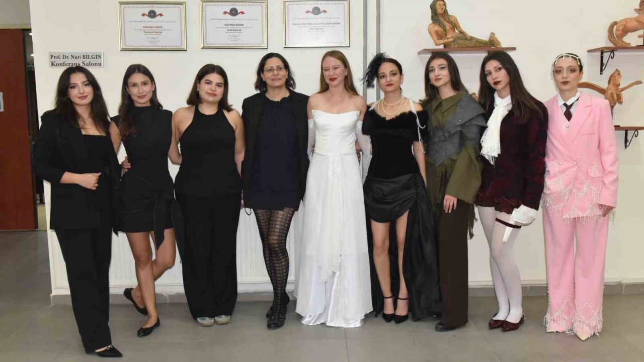 Ege’de Edebiyat Ve Moda Aynı Sahneyi Paylaştı