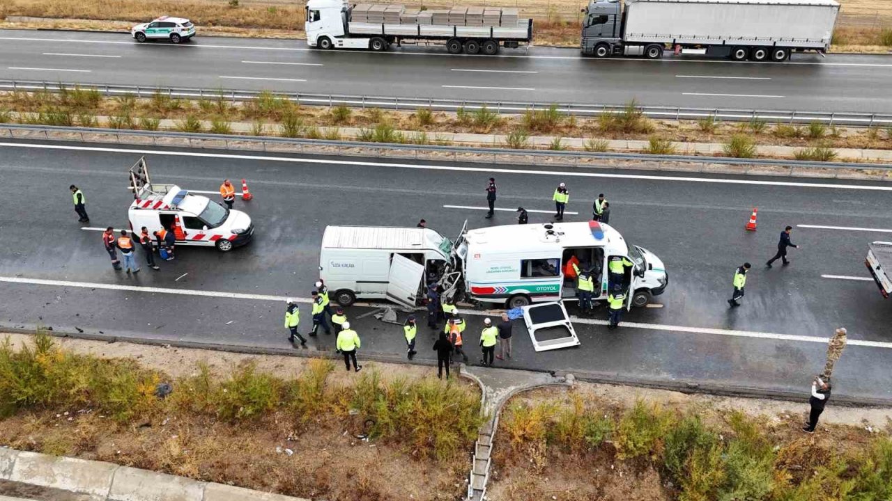 Jandarma Aracına Minibüs Çarptı: 2 Jandarma Şehit, 1 Vatandaş Hayatını Kaybetti