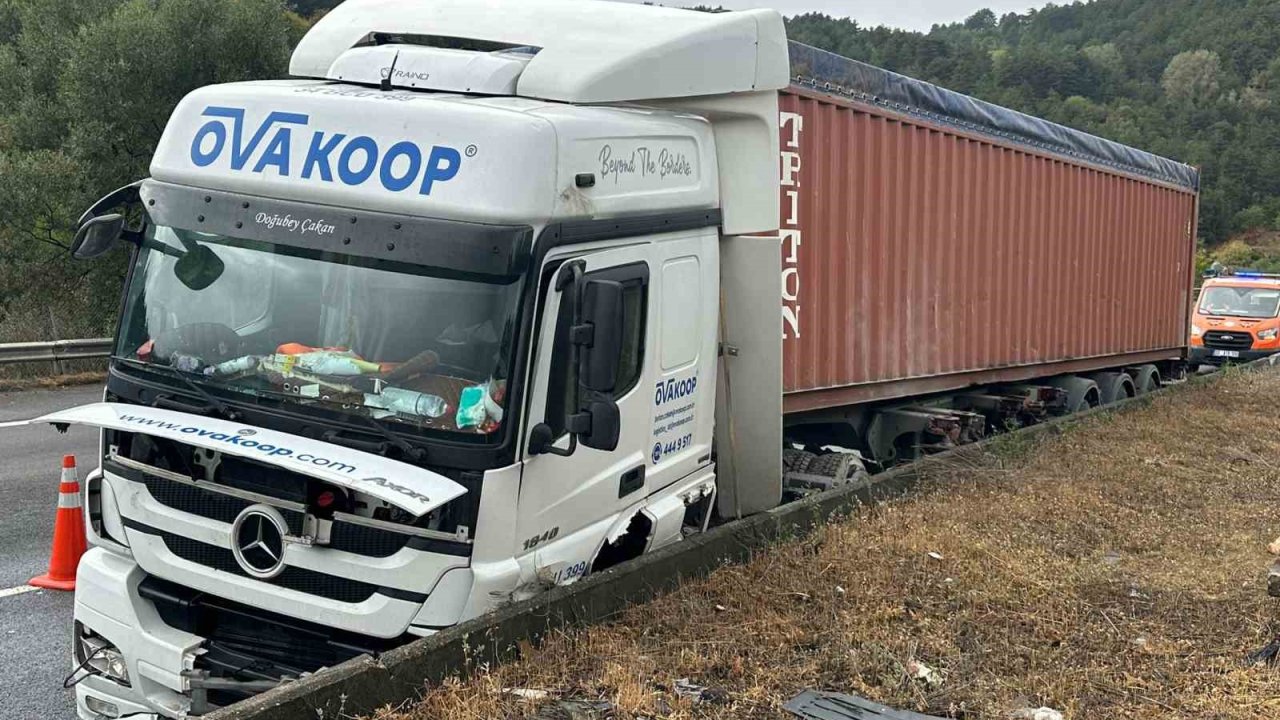Tem’de Tır Bariyerlere Çarptı: 1 Yaralı