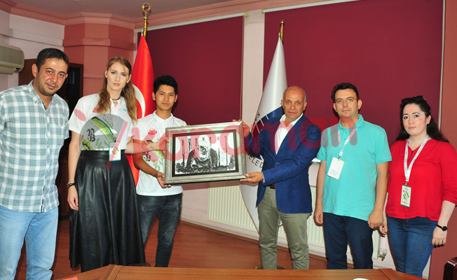 YABANCI UYRUKLU ÖĞRENCİLERDEN BAŞKAN ÇALIŞKAN’A ZİYARET