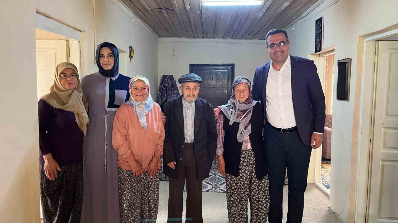 Sarıgöl Kaymakamı Dalak’dan Yaşlılar Günü Sürprizi