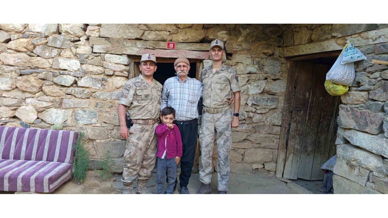 Jandarma, Yaşlılar Gününde Köylerdeki Büyükleri Unutmadı