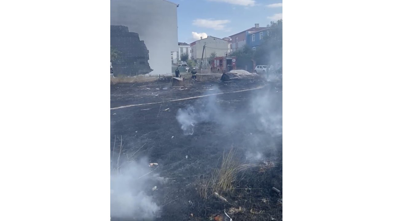Çocukların Yaktığı İddia Edilen Boş Arsayı İtfaiye Söndürdü