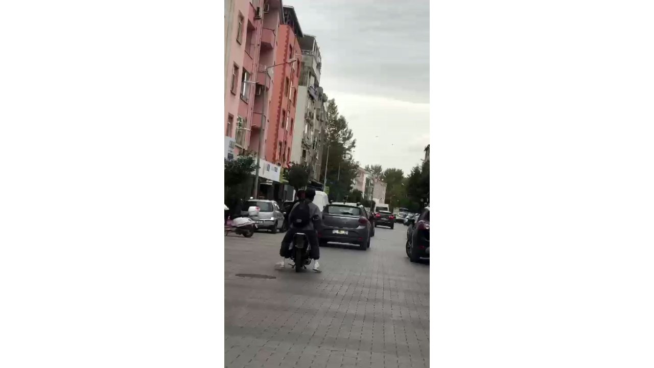 Trafiği Tehlikeye Atan Motor Sürücüsü Ve Yolcusuna Ceza
