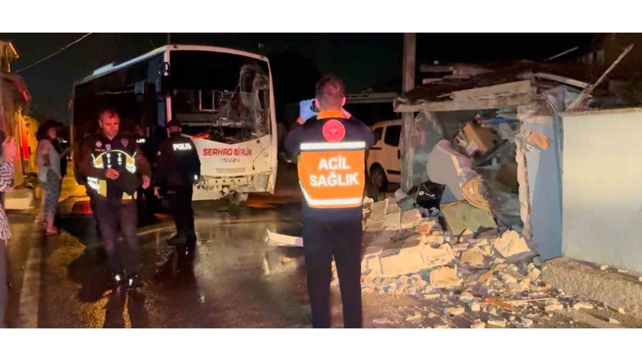 Edirne’de Minibüs Eve Girdi