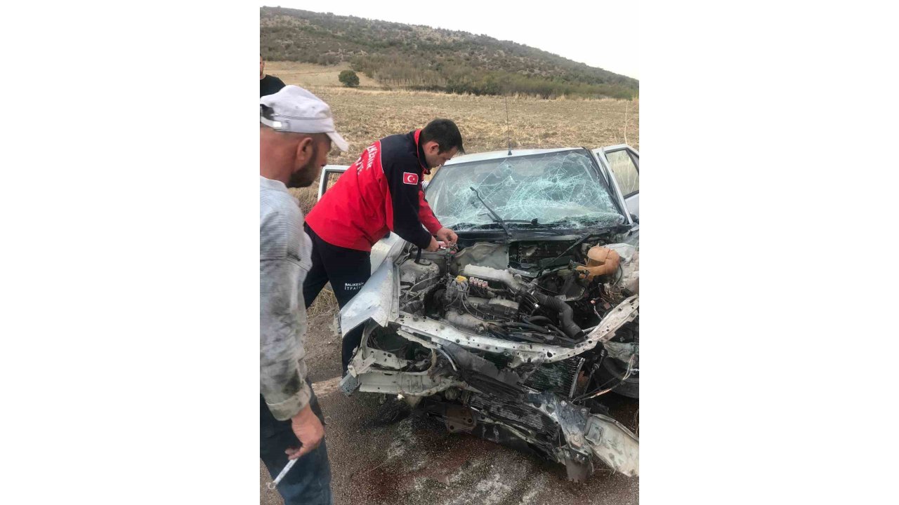 Balıkesir’de Otomobil İle Kamyon Çarpıştı; 2 Yaralı