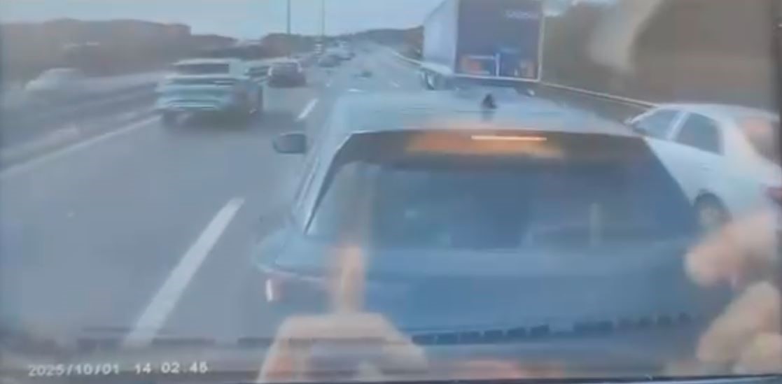 Başakşehir’de Zincirleme Kaza Kamerada: Kamyon Motosiklete, Mikser Önündeki Araçlara Çarptı