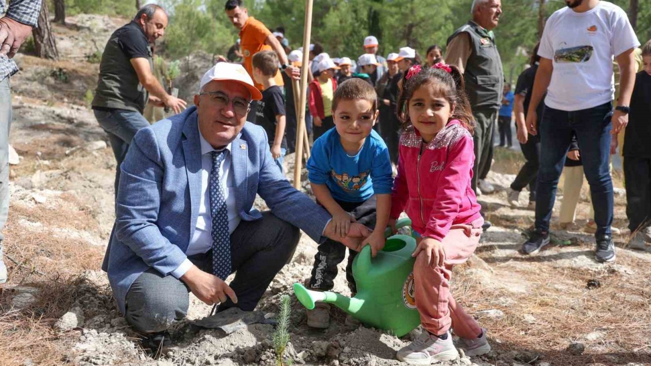 Sakin Şehir Çameli’nin Minik Elleri Doğaya Büyük Nefes Verdi